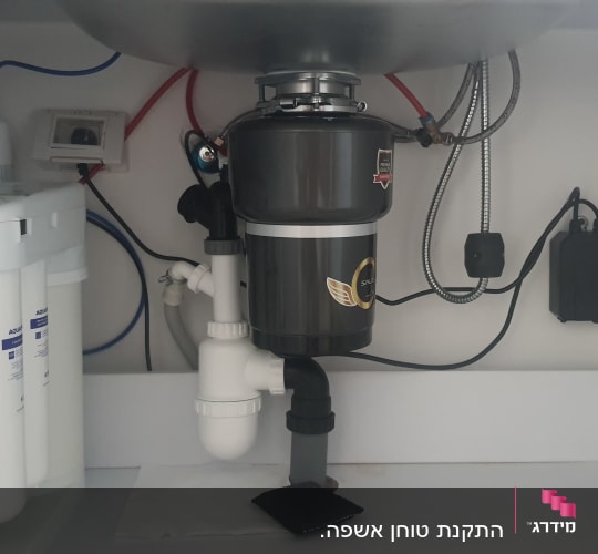 מערכת סינון מים מתחת לכיור עם צנרת וחיבורים